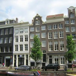 The Prinsengracht in Amsterdam. De Bruijn lived in the second, third or fourth house from the left.