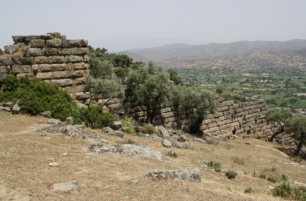Alinda, City wall
