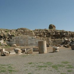 Kangavar, Portico