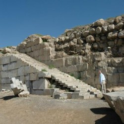 Kangavar, Stairs