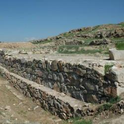 Kangavar, Foundations of a wall
