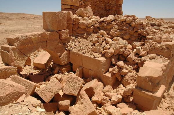 Gheriat el-Garbia, Northeastern gate, Inside