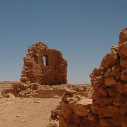 Gheriat el-Garbia, Northeastern gate, Inside