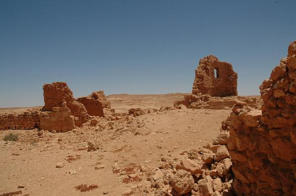 Gheriat el-Garbia, Northeastern gate, Inside