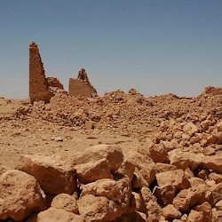Gheriat el-Garbia, Southwest gate, Inside