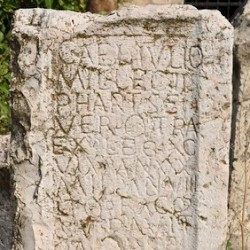 Apamea, Tombstone of Gaius Aelius Julius, soldier of II Parthica and X Gemina