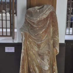 Abydus, Statue of a woman