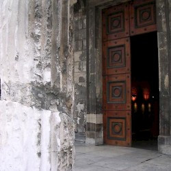 Nemausus, Maison Carrée, Door