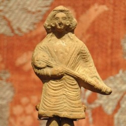 Parthian musician playing a tanbur