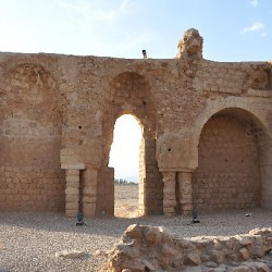 Sarvestan, court with arches