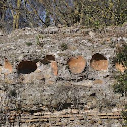 Rome, Circus of Maxentius, Walls with amphorae