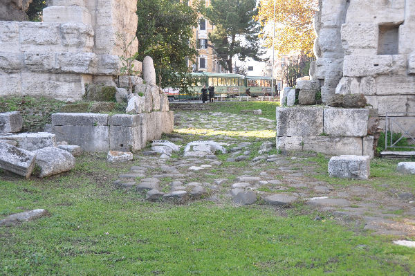 Porta Maggiore, pavement
