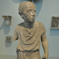 Tarentum, Statue of a boy in mourning