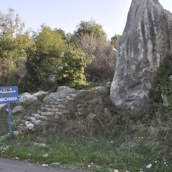 Machnaqa, Stairs to the monuments