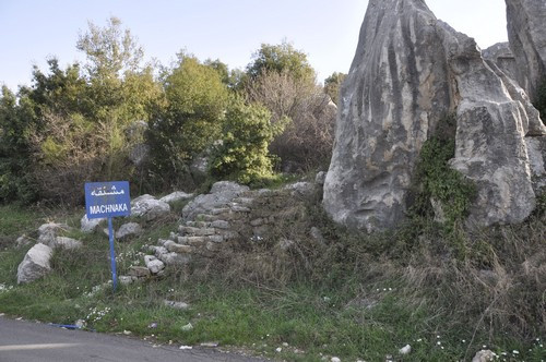Machnaqa, Stairs to the monuments