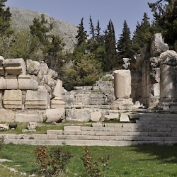 Niha, Small temple, Façade