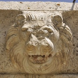Niha, Small temple, Lion-shaped gargoyle