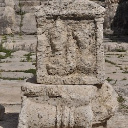 Niha, Small temple, Capital and votive stela