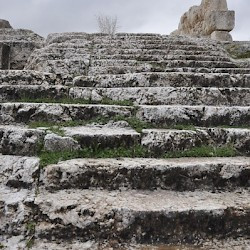 Qsarnaba, Stairs