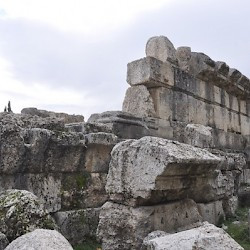 Qsarnaba, Platform wall