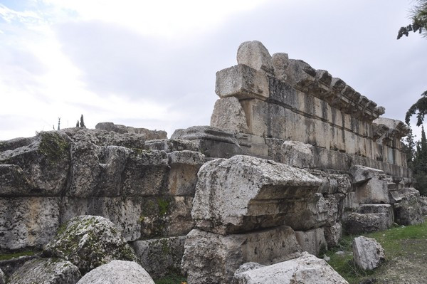 Qsarnaba, Platform wall