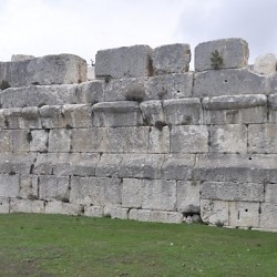 Qsarnaba, Platform wall