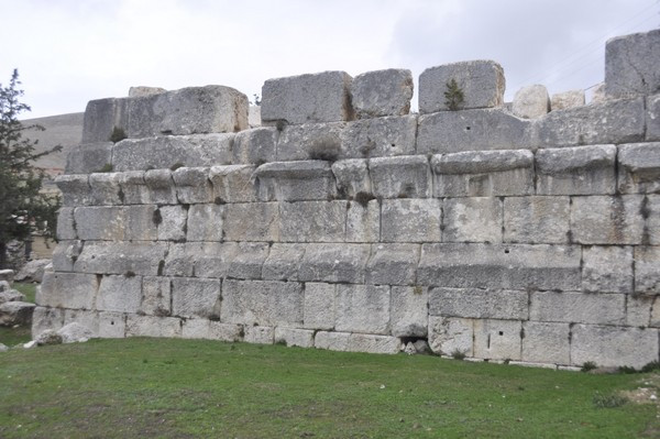 Qsarnaba, Platform wall