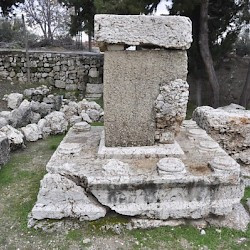 Qsarnaba, Altar