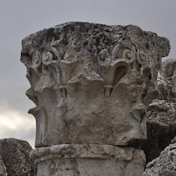 Qsarnaba, Capital