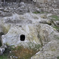 Qsarnaba, Tombs