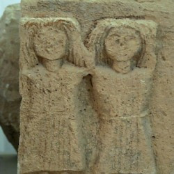 Wadi Migdal, Relief of two mourners