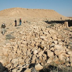 Qasr Banat, Surrounding wall