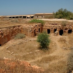 Taucheira, Quarry with rocktombs