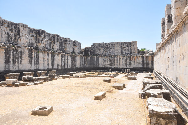 Didyma, Temple of Apollo, adyton with naiskos(background)