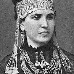 Sophia Schliemann with Trojan jewelry