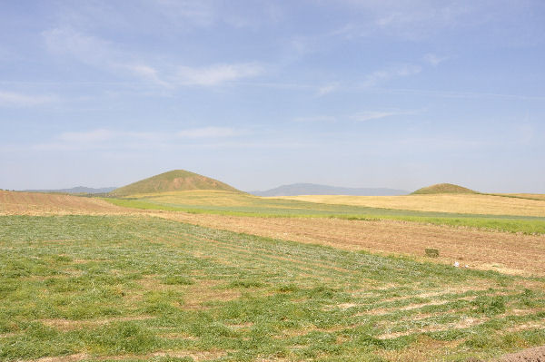 Bin Tepe, Two funeral mounds