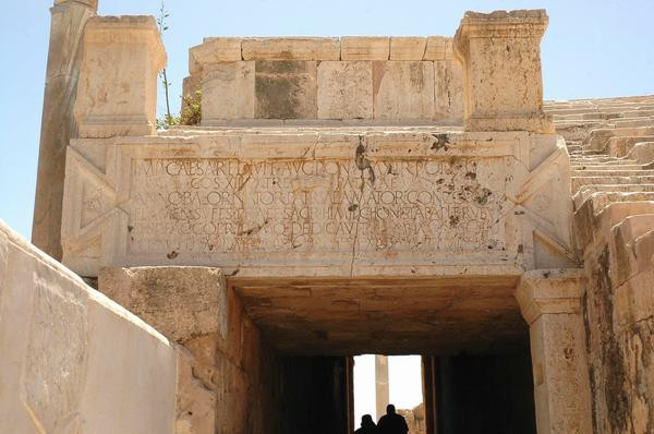 Lepcis, Theater, entrance inscription