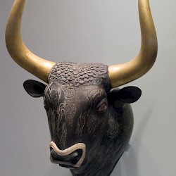 Knossos, Minoan bull-shaped rhyton