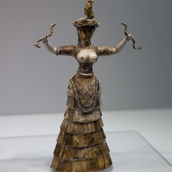 Knossos, Statuette of a woman holding two snakes