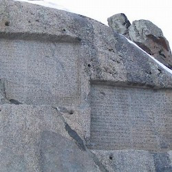 Gandj Nameh, Inscriptions