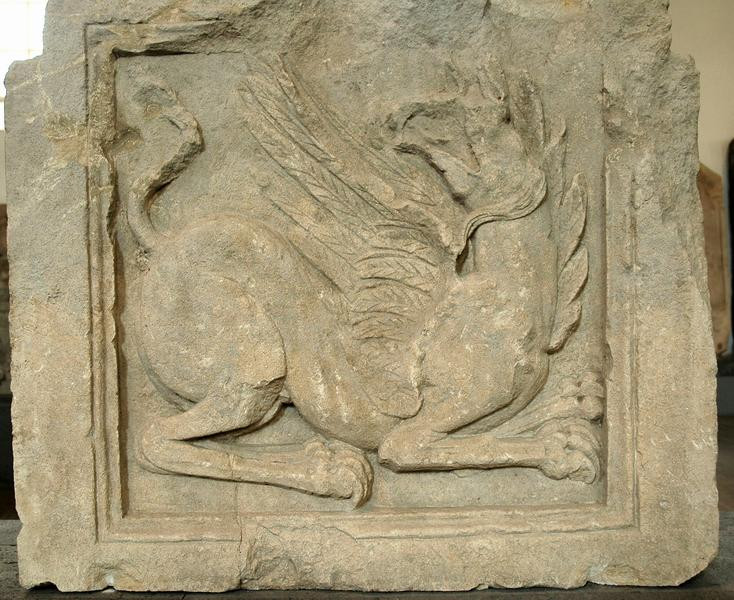 Kaestrich, Pedestals: Griffin