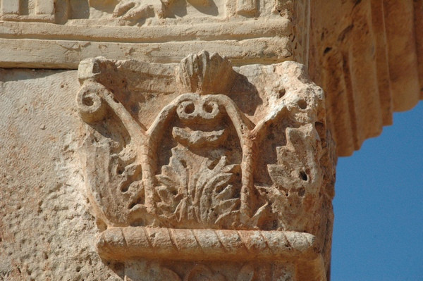 Msletten, Northern tomb, Corinthian capital