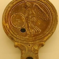 Nijmegen, Valkhof, Oil lamp with Victoria