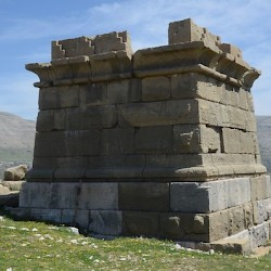 Faqra, large altar