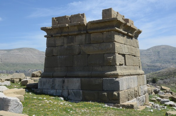Faqra, large altar