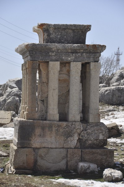 Faqra, Small altar