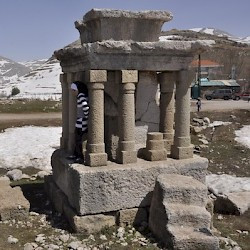 Faqra, Small altar