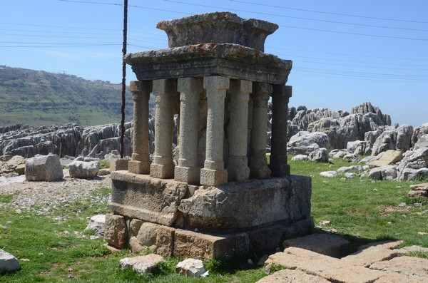 Faqra, Small altar