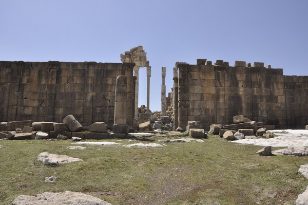 Faqra, Temple of Adonis, Entrance