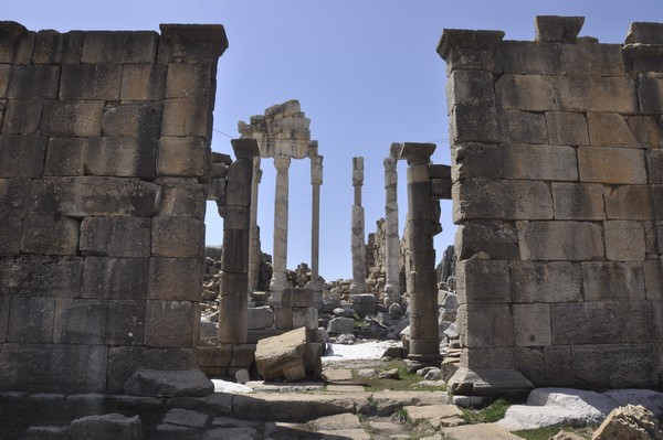 Faqra, Temple of Adonis, Entrance